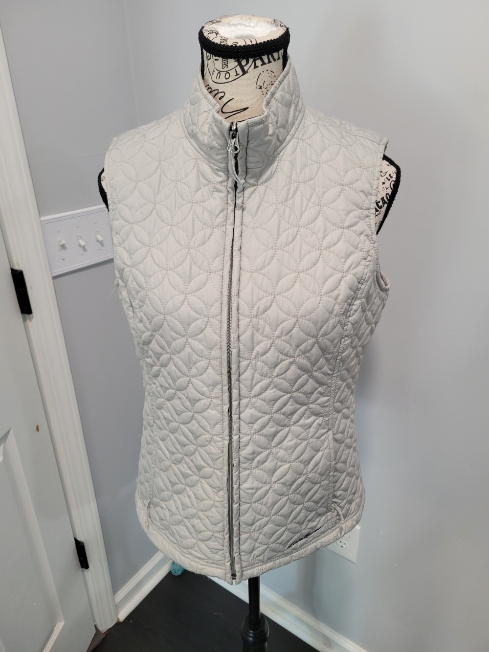 Eddie Bauer Light Gray Quilted Women's Vest Sz. Small Excellent Condition